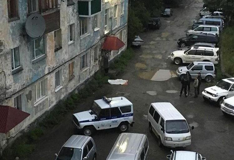 В Петропавловске на пьяной вечеринке девушка выпала из окна